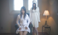 ユウにパンツを見せようとしているヨーコ